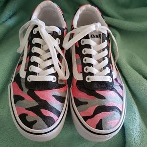 NEW WOMAN'S CAMO VANS SIZE 6